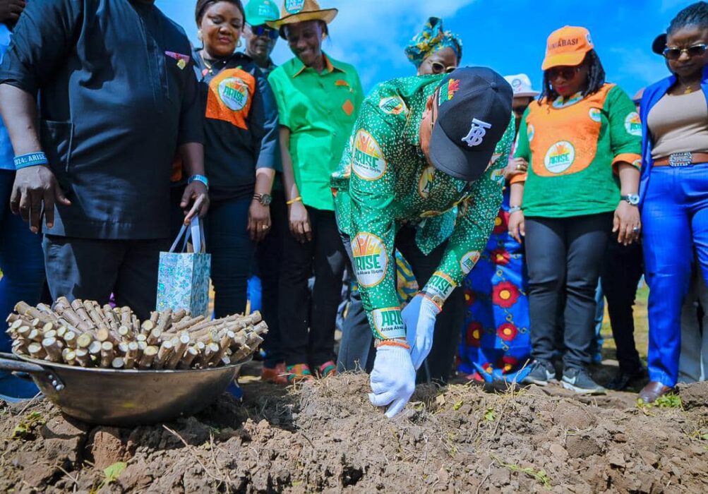 Governor Eno Kick-Starts 2nd Planting Season With Distribution of Farm Inputs